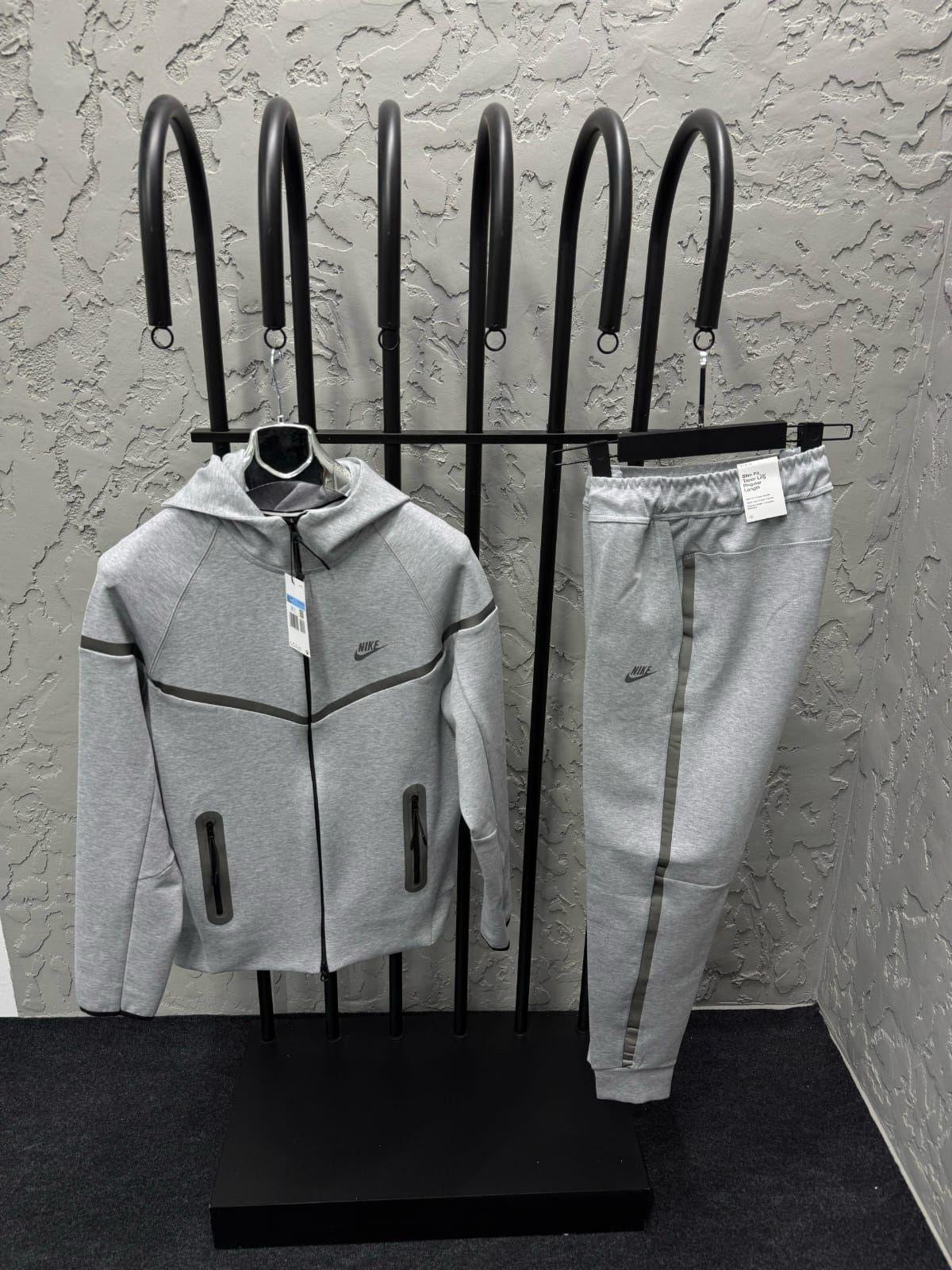 Nike Tech Set - 590