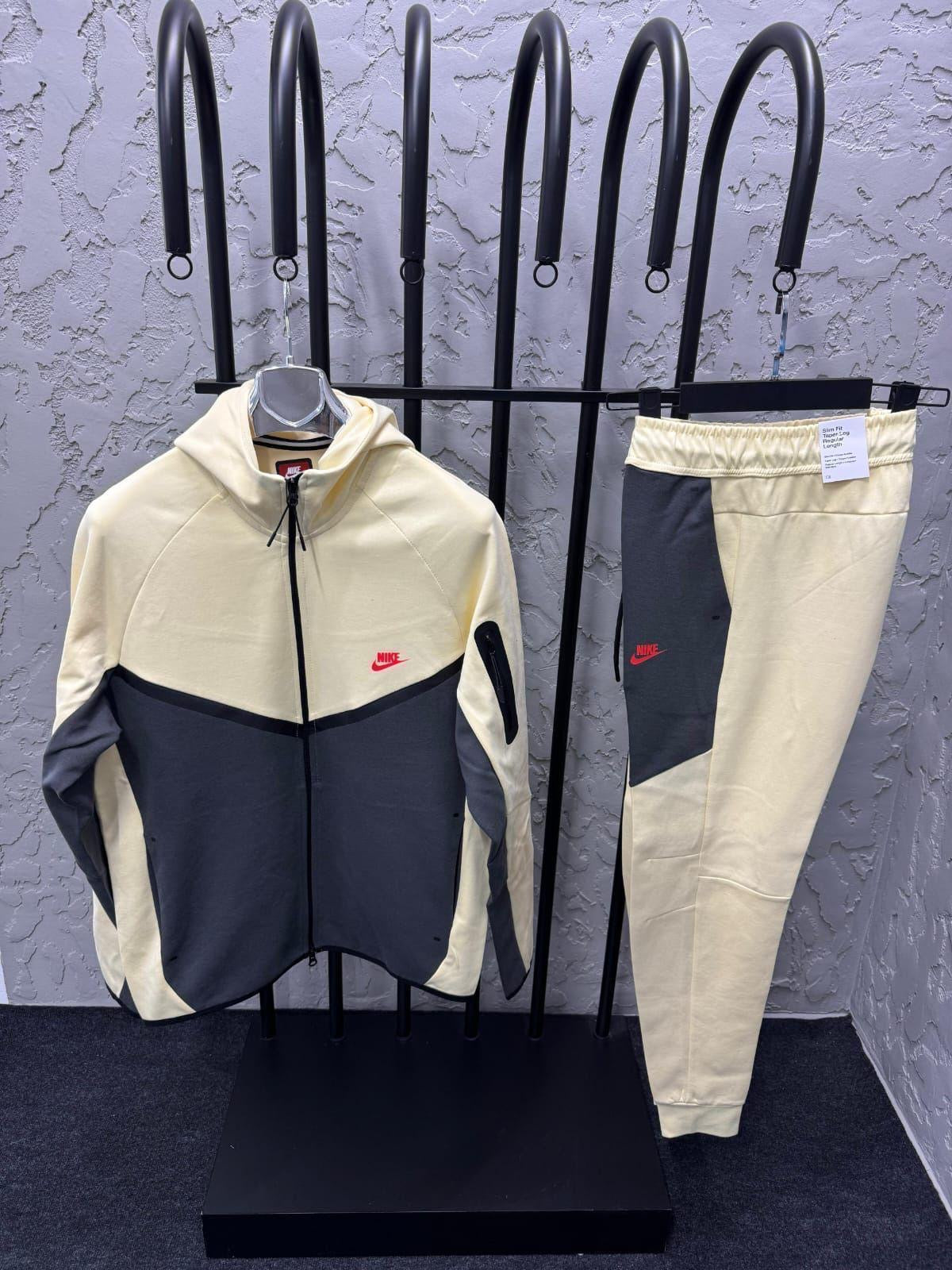 Nike Tech Set - 610